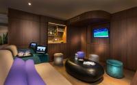 Hotel Acanthe - Boulogne Billancourtにあるテレビまたはエンターテインメントセンター