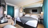 Hotel Acanthe - Boulogne Billancourtにあるベッド