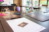 Hotel Acanthe - Boulogne Billancourtの見取り図または間取り図