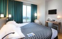 Hotel Acanthe - Boulogne Billancourtにあるベッド