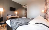 Hotel Acanthe - Boulogne Billancourtにあるベッド