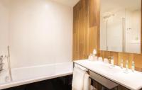 Hotel Acanthe - Boulogne Billancourtにあるバスルーム