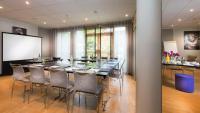 Hotel Acanthe - Boulogne Billancourtにあるテレビまたはエンターテインメントセンター