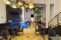 un restaurante con piscina, mesas y sillas en Hotel Republicano 1910, en Girardot