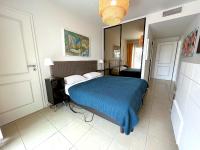 Een bed of bedden in een kamer bij L&#39;appartement Royal Palm