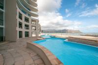Luxury Ocean View 1203の敷地内または近くにあるプール