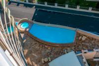 Luxury Ocean View 1203の敷地内または近くにあるプール