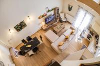 Televízia a/alebo spoločenská miestnosť v ubytovaní Village Loft House