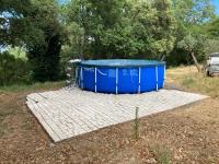 eine große blaue Badewanne auf einem Feld in der Unterkunft Cottage les Marjoris Tanneron in Tanneron