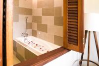 SANDY GARDEN RESORT LANGKAWIにあるバスルーム
