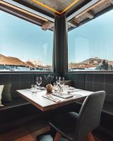 una mesa en un restaurante con una gran ventana en Farm Hotel Chalet Grosslehen, en Fieberbrunn
