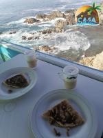 CuatunalcoにあるHotel Luz de Mar ' right on the beachの海の景色を望むテーブル(2皿分の料理付)