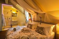 Postel nebo postele na pokoji v ubytování Romantic Hotel Mlýn Karlstejn