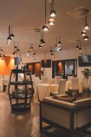 une salle à manger avec des tables, des chaises et des lampes suspendues dans l'établissement MW Douro Wine & Spa, à Santa Marta de Penaguião