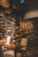 Cette chambre dispose d'une cave à vin avec une table et des chaises. dans l'établissement MW Douro Wine & Spa, à Santa Marta de Penaguião