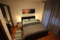 Posteľ alebo postele v izbe v ubytovaní Moderan apartman u blizini mora