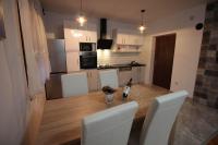 Kuchyňa alebo kuchynka v ubytovaní Moderan apartman u blizini mora