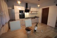 Kuchyňa alebo kuchynka v ubytovaní Moderan apartman u blizini mora