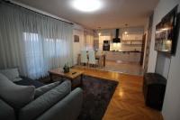 Kuchyňa alebo kuchynka v ubytovaní Moderan apartman u blizini mora