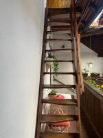Palanda nebo palandy na pokoji v ubytování LOFT Natalya Gold