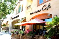 un restaurante con sombrilla frente a un edificio en Bella Capri Inn and Suites, en Camarillo