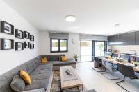 Posezení v ubytování Luxury apartment Pia with swimming pool and grill