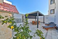Patio nebo venkovní prostory v ubytování Luxury apartment Pia with swimming pool and grill