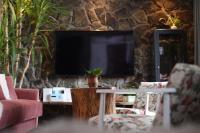 Televízia a/alebo spoločenská miestnosť v ubytovaní House Arupium - HOT TUB