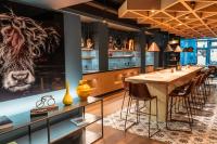 uma sala de jantar com uma mesa longa e cadeiras em The Guesthouse by The Hey Hotel em Interlaken