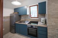 Kuchyňa alebo kuchynka v ubytovaní Apartments Kosovka 1398