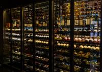 un refrigerador lleno de muchas botellas de vino en Mio Buenos Aires, en Buenos Aires