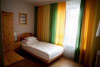 A bed or beds in a room at Hotel Caroline