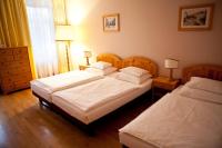 A bed or beds in a room at Hotel Caroline