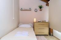 Posteľ alebo postele v izbe v ubytovaní Central penthouse in quiet neighborhood near sandy beach
