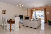 Posedenie v ubytovaní Central penthouse in quiet neighborhood near sandy beach
