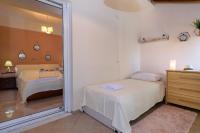 Posteľ alebo postele v izbe v ubytovaní Central penthouse in quiet neighborhood near sandy beach
