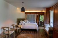 Tira Vilagna Suites & Spaにあるベッド