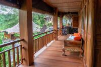 Tira Vilagna Suites & Spaにあるバルコニーまたはテラス