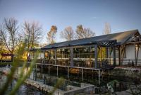 阿尔杰什河畔库尔泰亚Pastravaria Zavoi的一家靠近水域的餐厅