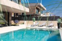 Bazén v ubytovaní Luxury villa PRESTIGE with sauna and jacuzzi alebo v jeho blízkosti