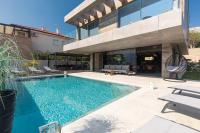 Bazén v ubytovaní Luxury villa PRESTIGE with sauna and jacuzzi alebo v jeho blízkosti