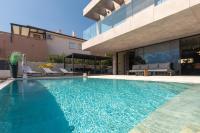 Bazén v ubytovaní Luxury villa PRESTIGE with sauna and jacuzzi alebo v jeho blízkosti