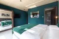 Posteľ alebo postele v izbe v ubytovaní Luxury villa PRESTIGE with sauna and jacuzzi