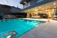 Bazén v ubytovaní Luxury villa PRESTIGE with sauna and jacuzzi alebo v jeho blízkosti