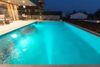 Bazén v ubytovaní Luxury villa PRESTIGE with sauna and jacuzzi alebo v jeho blízkosti