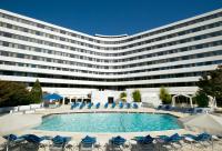 un gran edificio con sillas y piscina en Washington Plaza Hotel, en Washington