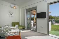 Televízia a/alebo spoločenská miestnosť v ubytovaní SEA BREEZE APARTMENTS