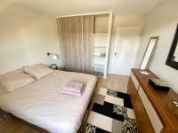 Cama o camas de una habitaci&oacute;n en Superbe appartement, grande terrasse vue mer et montagne