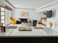 A television and/or entertainment centre at Mare Monte Luxury Apartment