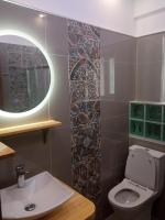 Koupelna v ubytování Agios Georgios - 2 Beds - Sleeps 5 - Free Parking